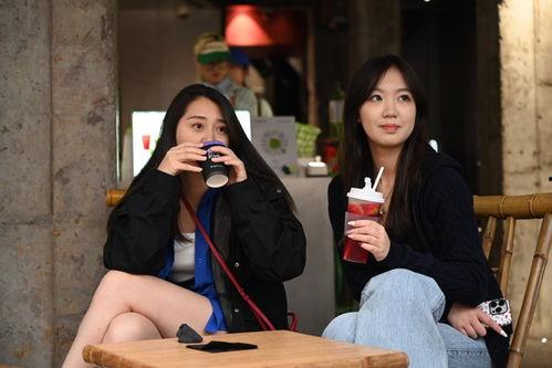 两个女人 2025,女性力量崛起，共创辉煌时代